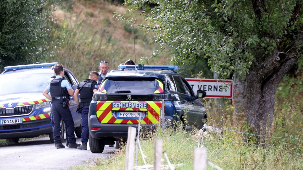 Reportage



  

  
  

      

  

  
    "Il n'y a plus la même insouciance" : au Vernet, les habitants suspendus aux avancées de l'enquête sur la mort du petit Emile
          Le crâne, des dents et désormais des vêtements d'Emile ont été découverts ces derniers jours au Vernet. Le procureur de la République d'Aix-en-Provence n'exclut toujours aucune piste.