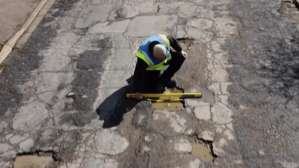 Royaume-Uni : le combat d'un homme face au mauvais état des routes britanniques
          43% des routes du Royaume-Uni sont en mauvais état. Depuis 12 ans, un homme surnommé "Mr Pothole", pour "Mr nid-de-poule", a fait de la réparation des routes son combat, en médiatisant le problème avec humour.