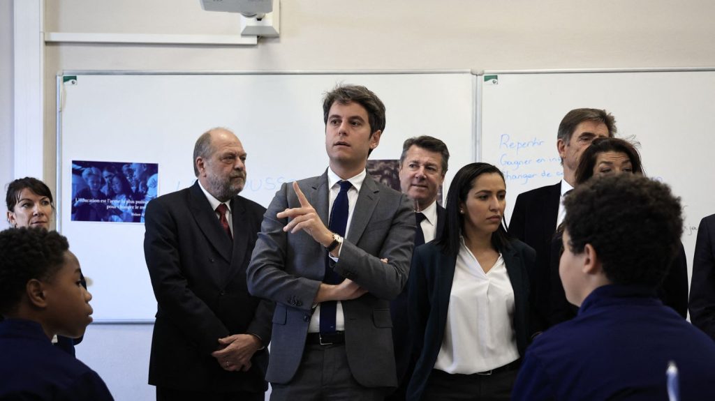 Les travaux d'intérêt éducatif pour les moins de 16 ans entreront en vigueur "dès la rentrée des vacances scolaires", annonce Gabriel Attal
          Cette mesure s'inscrit dans le volet des "nouvelles sanctions" voulues par le Premier ministre pour répondre à sa formule "tu casses, tu répares".