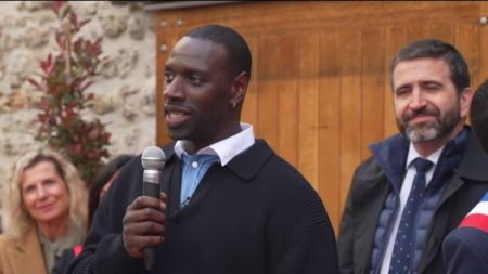 L’acteur Omar Sy inaugure un cinéma à son nom à Trappes
          Samedi 27 avril, le célèbre acteur français a fait le déplacement à Trappes (Yvelines), pour inaugurer un cinéma qui porte son nom. Une manière de rendre hommage à sa ville d’origine et à ses habitants.