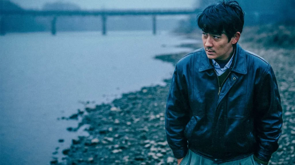 Festival du film policier de Reims : Wei Shujun livre un thriller ténébreux et onirique avec "Only the river flows"
          Le réalisateur chinois signe un film à tiroirs et une satire philosophique qui explore la porosité entre le réel et le rêve. "Only the river flow" remporte le Prix du jury. Poétique.