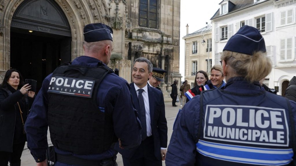 Pâques : 13 500 policiers, gendarmes et militaires mobilisés pour "protéger les offices" catholiques et protestants
          Ce déploiement s'inscrit "dans un contexte extrêmement difficile où le terrorisme peut frapper", a justifié le ministre de l'Intérieur, Gérald Darmanin.