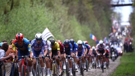 Paris-Roubaix : Mathieu van der Poel conserve son titre d'"Enfer du Nord"
