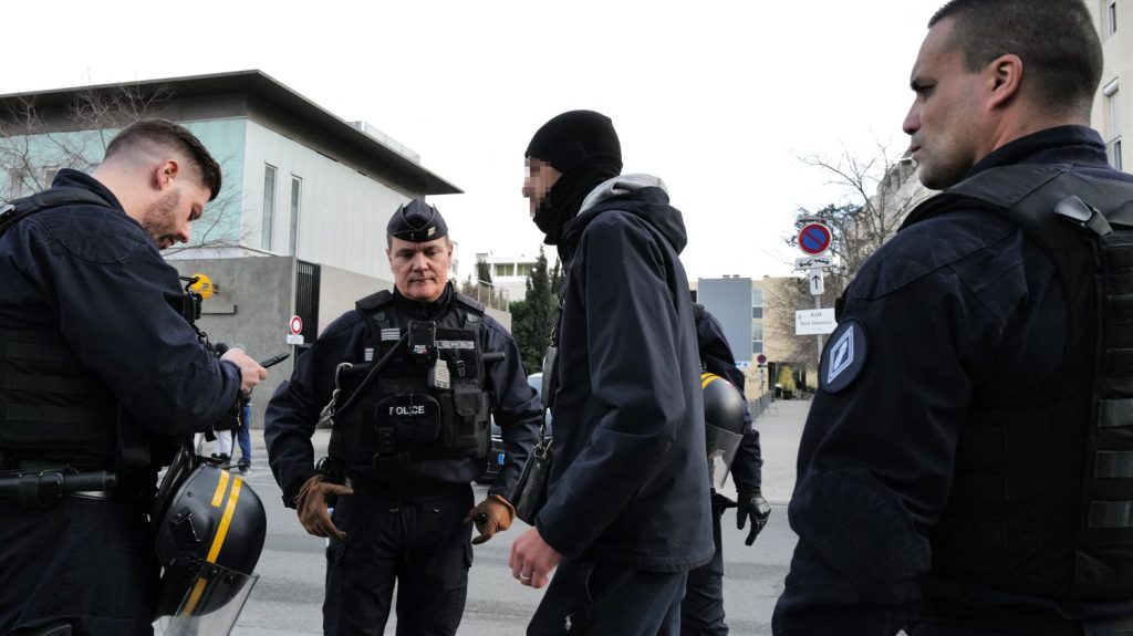 "Contrôles au faciès" en France : cinq associations et ONG déposent plainte auprès de l'ONU
          Les requérants reprochent à la France de violer la Convention internationale sur l'élimination de toutes les formes de discriminations raciales, qu'elle a signée en 1971.