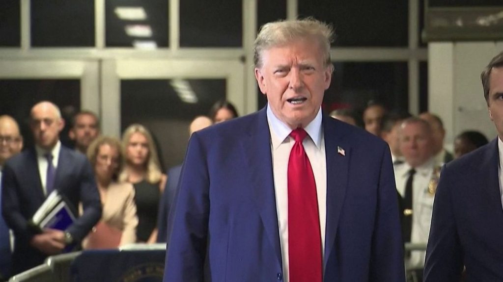 États-Unis : Donald Trump à la barre, les débuts d'un procès inédit dans l'histoire du pays
          Lundi 15 avril s'est ouvert un procès historique à Manhattan, à New York. Celui de Donald Trump, premier ancien président américain à devoir répondre de ses actes au pénal. Le candidat à la présidentielle dénonce "une attaque contre l'Amérique".