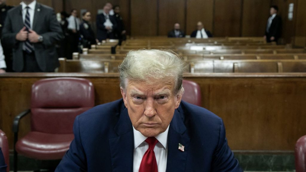 Podcast



  

  
  

      

  

  
    Le candidat Trump au tribunal
          Le procès de Donald Trump au pénal au tribunal de Manhattan, à New York, a débuté lundi. Pour la première fois de l’histoire, un ancien président américain se retrouve sur les bancs des tribunaux pour une affaire pénale. Quel peut-être l’impact de ce procès dans le scrutin qui l’oppose à l’actuel président, Joe Biden ? C’est le sujet du troisième épisode de Washington d’ici, le podcast original avec les correspondants des médias francophones publics.