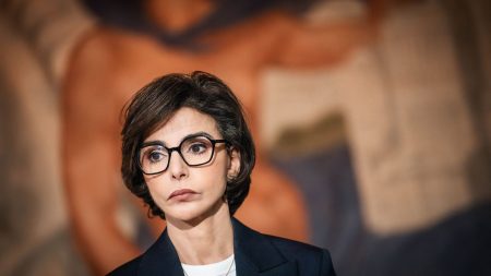 La ministre de la Culture, Rachida Dati, attaque en justice le président de Renault
          L'ex-ministre de la Justice est mise en examen pour corruption et trafic d'influence passif par personne investie d'un mandat électif public depuis juillet 2021, dans l'enquête sur des contrats noués par une filiale de Renault-Nissan.