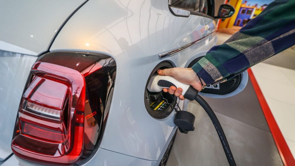 Automobile : en Allemagne, le ralentissement préoccupant des ventes de voitures électriques
          Alors que l’UE a décidé d’interdire la vente des véhicules à moteur thermique à partir de 2035, les ventes de voitures électriques baissent sensiblement en Allemagne.
