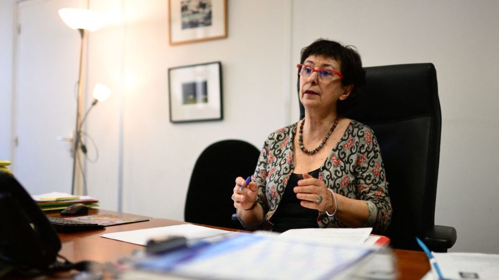 Violence des mineurs : "On confond la gravité des faits et la maturité d'un mineur", réagit Laurence Bellon, ancienne juge pour enfants
          Le Premier ministre veut durcir la justice pour les mineurs. Gabriel Attal appelle à un "sursaut d'autorité" et a fait, jeudi, une série d'annonces en ce sens. Mais pour Laurence Bellon, il n'y a pas de "laxisme" dans la réponse pénale apportée aux violences commises par des mineurs.