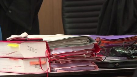 Criminalité organisée : le ministre de la Justice veut renforcer le statut de repenti
          Faut-il repenser le statut de collaborateur de justice ? Le gouvernement souhaite mettre en place une réforme afin de mieux lutter contre le crime organisé, a annoncé Éric Dupond-Moretti dimanche 28 avril.