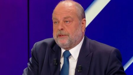 Justice : le ministre Éric Dupond-Moretti veut repenser le statut de "repenti"
          Le ministre de la Justice Éric Dupond-Moretti a annoncé, dimanche 28 avril, la mise en place d'une réforme afin de mieux lutter contre le crime organisé. Il entend repenser le statut de "repenti".