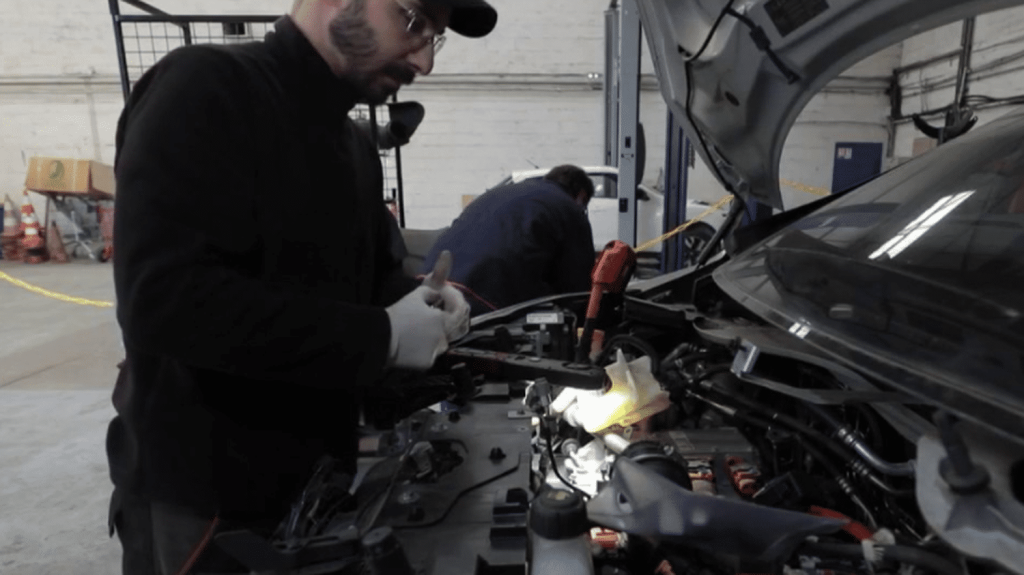 Véhicules électriques : des voitures difficiles à réparer
          Les véhicules électriques sont difficiles à réparer en raison du fait que les pièces du moteur y sont souvent moulées en un seul bloc. L'association "Halte à l'obsolescence programmée" réclame des règles plus strictes pour les constructeurs.