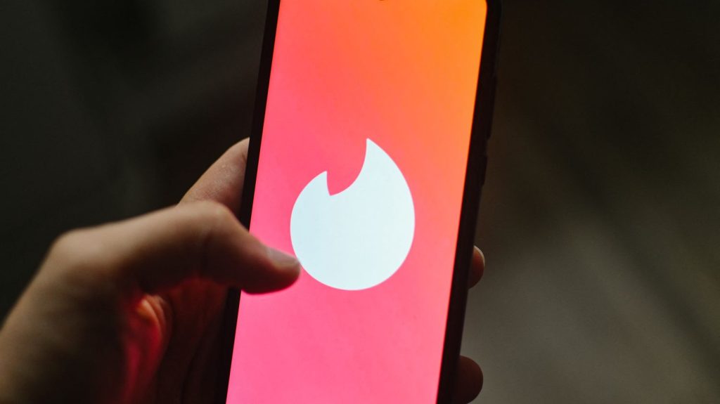 Salim Berrada, surnommé "le violeur de Tinder", fait appel de sa condamnation à 18 ans de réclusion
          Ce trentenaire a été condamné le 29 mars par la cour criminelle de Paris. Il a été reconnu coupable de douze viols et trois agressions sexuelles entre 2014 et 2016.