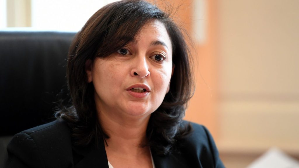 Drogue à Avallon : un rassemblement en soutien à la maire Jamilah Habsaoui réunit 150 personnes devant la mairie
          Entre 140 et 150 personnes étaient présentes, dimanche, à un rassemblement de soutien à la maire d'Avallon, d'après les chiffres de la gendarmerie.