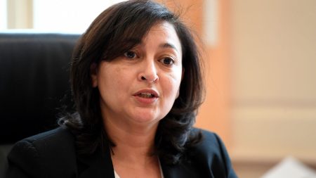Drogue à Avallon : un rassemblement en soutien à la maire Jamilah Habsaoui réunit 150 personnes devant la mairie
          Entre 140 et 150 personnes étaient présentes, dimanche, à un rassemblement de soutien à la maire d'Avallon, d'après les chiffres de la gendarmerie.
