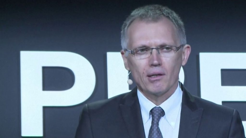 Automobile : le salaire de Carlos Tavares, qui pourrait atteindre 36,5 millions, fait polémique
          Les actionnaires du constructeur automobile Stellantis ont approuvé à 70,2 % des voix la rémunération de Carlos Tavares, qui pourrait atteindre 36,5 millions d’euros pour l’année 2023.
