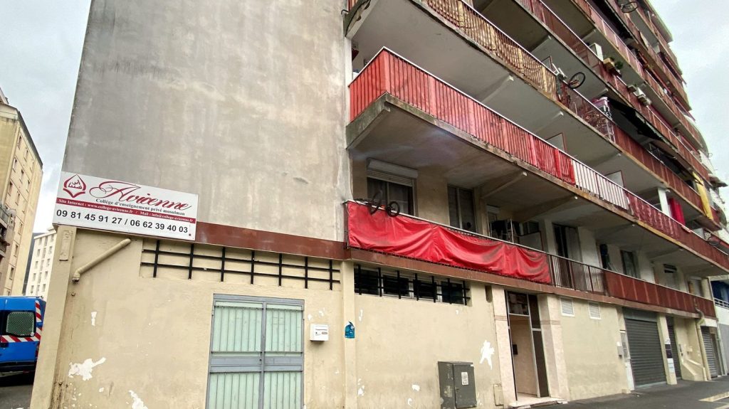 La justice suspend l'arrêté de fermeture du collège musulman de Nice
          Le 14 mars, le préfet des Alpes-Maritimes avait signé un arrêté ordonnant la fermeture du collège en fin d'année scolaire. Il contestait la façon dont l'établissement justifie ses fonds financiers.