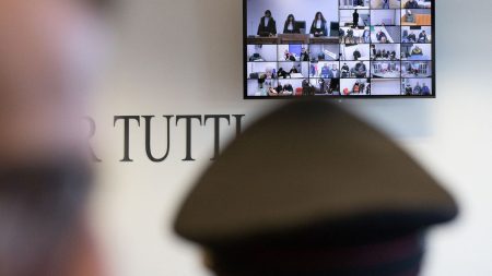 Lutte contre la criminalité : comment fonctionne le système italien du repenti, dont veut s'inspirer Eric Dupond-Moretti ?
          Le garde des Sceaux souhaite la création d'un procureur national spécialisé dans le crime organisé, ainsi que la mise en place d'un nouveau statut de repenti. En Italie, cela existe depuis les années 1990.