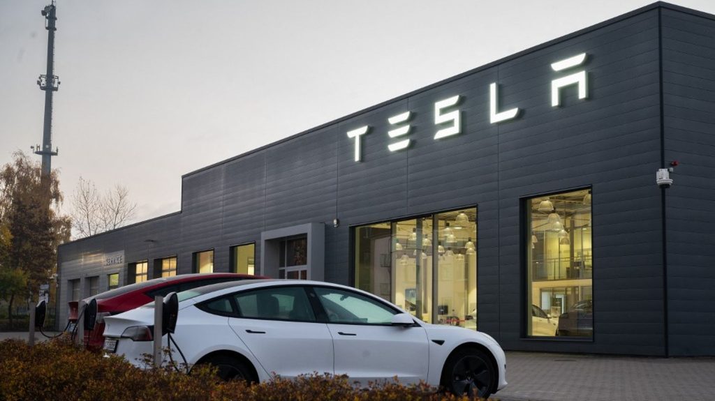 Voitures électriques : Tesla rencontre ses premiers gros déboires industriels et boursiers
          Coup de frein pour la croissance de Tesla en Europe et dans le monde. Le constructeur américain de voitures électriques de luxe voit ses ventes baisser, et les investisseurs s’éloigner.