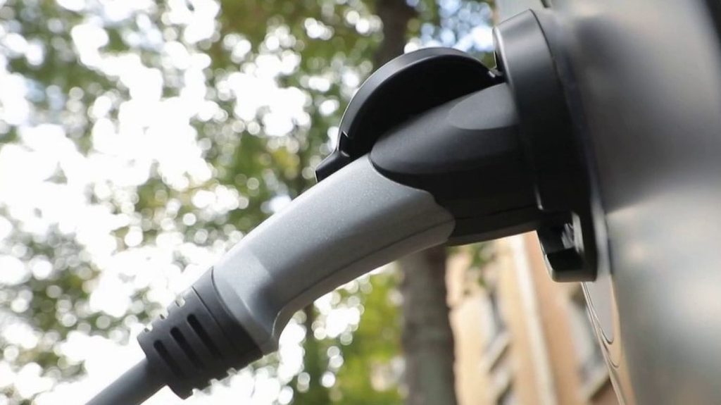 Environnement : les voitures électriques sont-elles plus polluantes que les thermiques ?
          Pour le premier trimestre 2024, 18% des voitures qui se sont vendues en France étaient électriques. Mais des doutes sur la propreté de ces véhicules apparaissent. Selon une étude, ils pollueraient 1 850 fois plus que les véhicules à essence. Vrai ou faux ?
