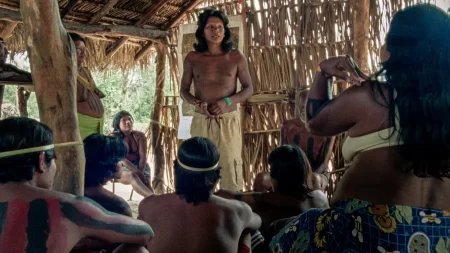 "La Fleur de Buriti" : un documentaire-fiction sonnette d'alarme sur les derniers autochtones d'Amazonie
          Récompensé à Un certain regard en 2023 au Festival de Cannes, le film de João Salaviza et Renée Nader Messora milite pour la survie des tribus amazoniennes au Brésil.