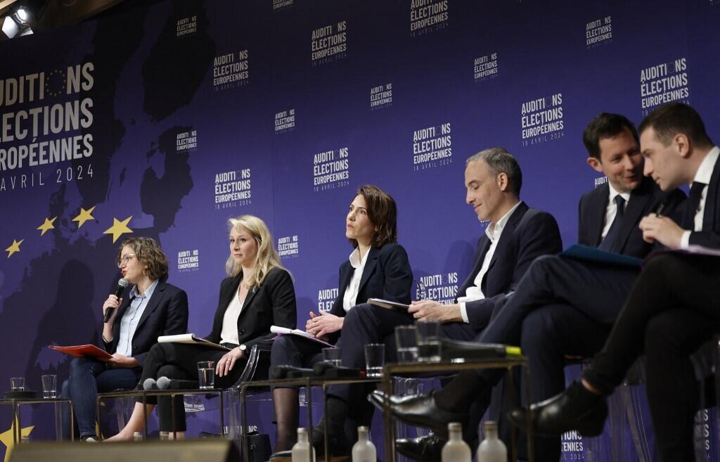 De gauche à droite : Marie Toussaint des Écologistes, Marion Maréchal de Reconquête, Valérie Hayer de Renaissance, Raphael Glucksmann du Parti Socialiste, François-Xavier Bellamy des Républicains et Jordan Bardella du Rassemblement National lors d'une réunion avec le groupe de pression patronal français Le Medef à Paris le 18 avril 2024.