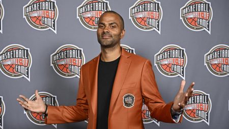 Tony Parker parmi les stars françaises pour porter la flamme olympique à Marseille