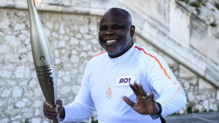 La flamme olympique s'envole pour un voyage de 78 jours à travers la France