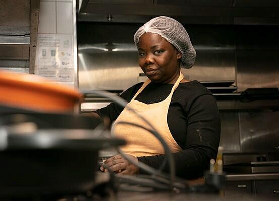 Georgette de Côte d'Ivoire dans la cuisine de la Bande de Cheffes.