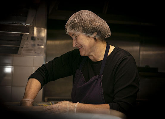 Nataliia, une réfugiée ukrainienne, prépare des derouni, des galettes de pommes de terre, pour la Bande de Cheffes.