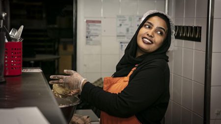 Une entreprise de restauration française donne aux femmes réfugiées la recette du succès