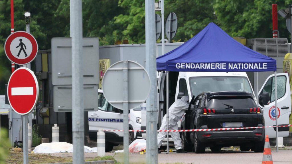 La police française traque les tueurs derrière une embuscade dans un fourgon de prison