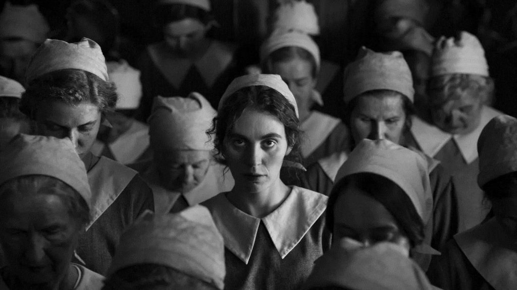 Festival de Cannes 2024 : avec "La Jeune fille à l'aiguille", le réalisateur Magnus von Horn séduit les festivaliers
          Deuxième film en compétition, "La Jeune fille à l'aiguille" a bouleversé nombre de festivaliers pour la force de son sujet et la grande beauté de sa mise en scène.