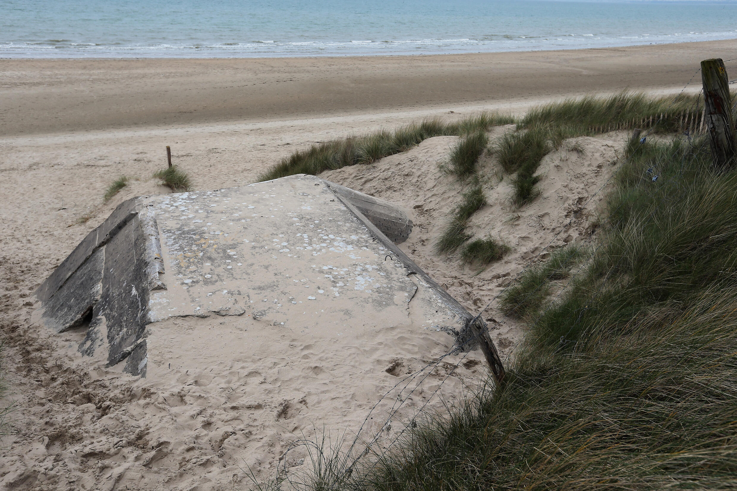 Les vestiges d'un bunker allemand de la Seconde Guerre mondiale sur la plage de l'Utah, à Sainte Marie du Mont, dans l'ouest de la France, 2014.