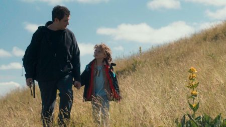 Festival de Cannes 2024 : "Le Roman de Jim", magnifique Karim Leklou dans le rôle d'un "faux père" chez les frères Larrieu
          Les deux cinéastes sont de retour sur la Croisette dans la section Cannes Première avec l'adaptation du roman éponyme de Pierric Bailly. Porté par un casting cinq étoiles, le long-métrage a été longuement ovationné par le public.