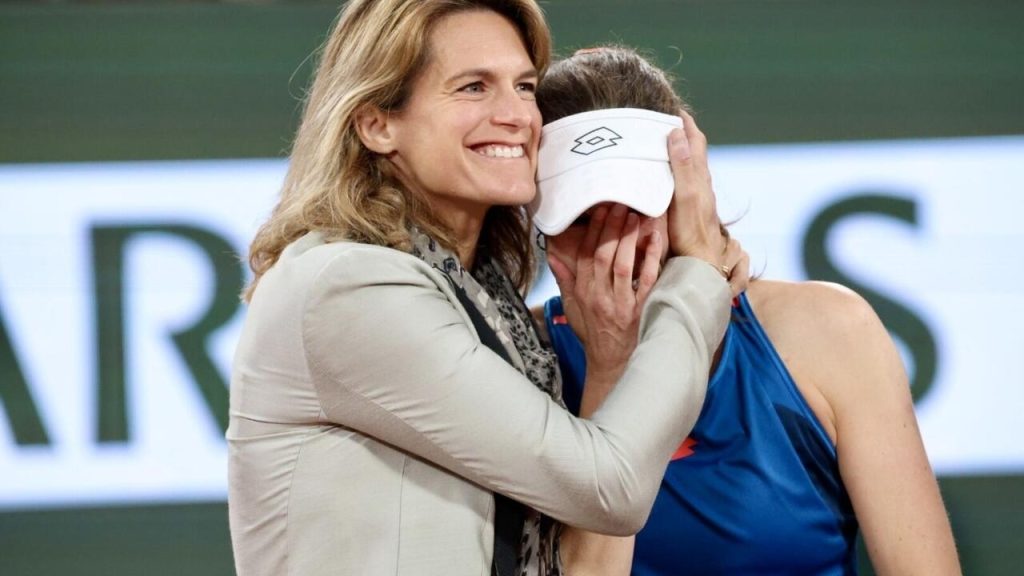 Cornet prend congé de Roland-Garros et du tennis sous les applaudissements et en larmes