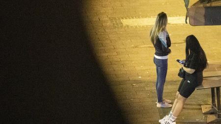Témoignages



  

  
  

      

  

  
    "Je vois la lumière" : comment les personnes prostituées sont accompagnées par des associations pour s'extirper des réseaux
          Le gouvernement a dévoilé un plan pour lutter contre la prostitution. Il est surtout question de renforcer les dispositifs existants depuis la loi de 2016.