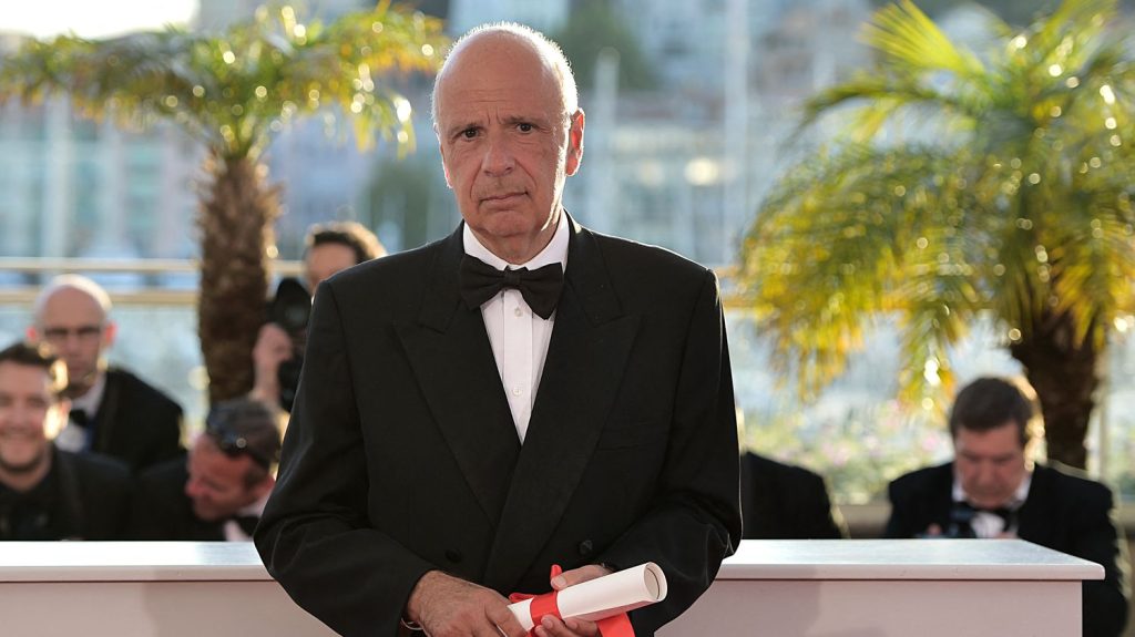 MeToo dans le cinéma : le producteur Alain Sarde mis en cause par neuf femmes pour des viols, des agressions sexuelles ou des comportements déplacés
          Dans une enquête publiée lundi soir par le magazine "Elle", ces actrices, qui restent pour la plupart anonymes, décrivent les contours d'un mode opératoire récurrent. Dans l'espoir de décrocher un rôle, les femmes se rendaient à un rendez-vous avec Alain Sarde. Par la voix de son avocate, le producteur de 72 ans évoque des "allégations mensongères".