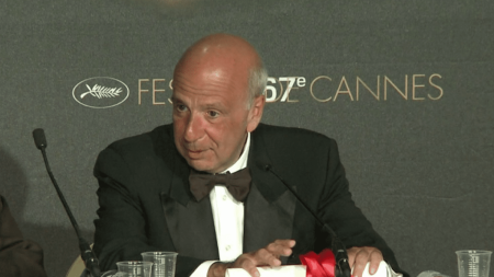 MeToo dans le cinéma : le producteur Alain Sarde mis en cause par plusieurs témoignages
          Dans le magazine Elle, lundi 13 mai, neuf femmes accusent le producteur de cinéma Alain Sarde de viols, agressions sexuelles et harcèlement sexuel. Certaines étaient mineures, d'après les témoignages.