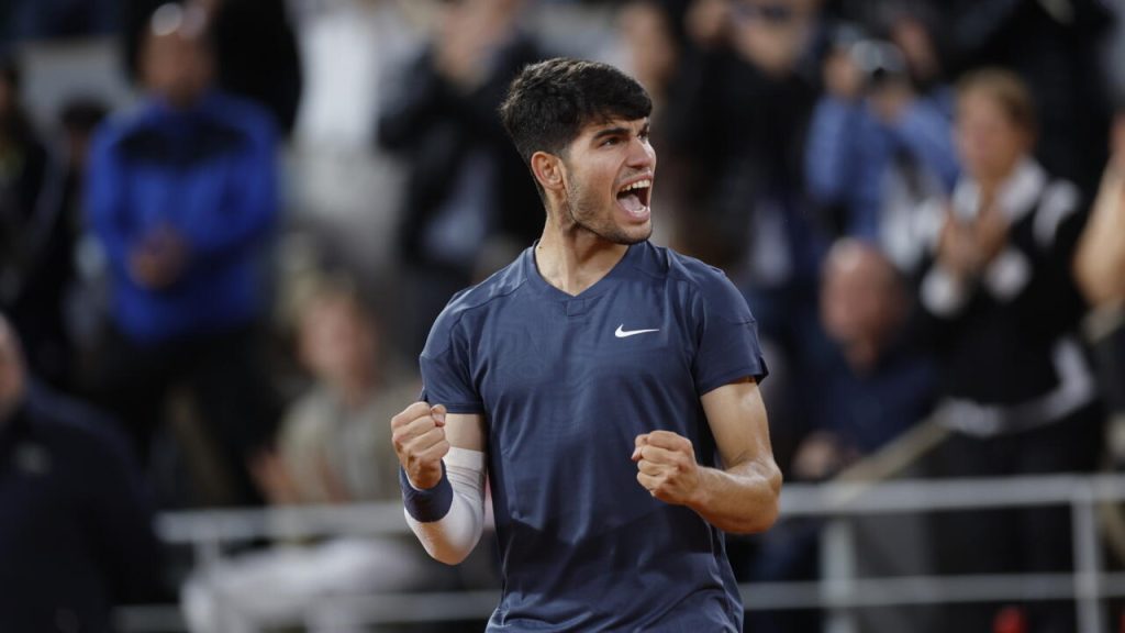 Alcaraz gagne sous le toit du court central alors que la pluie détruit le calendrier de Roland-Garros