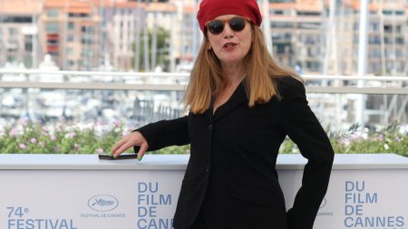 Festival de Cannes 2024 : la réalisatrice britannique Andrea Arnold, Carrosse d'or pour l’ensemble de sa carrière à la Quinzaine des cinéastes
          Mondialement reconnue pour ses films réalistes à dimension sociale, la réalisatrice Andrea Arnold recevra un Carrosse d'or à la Quinzaine des cinéastes et présentera son nouveau film "Bird" en compétition officielle.