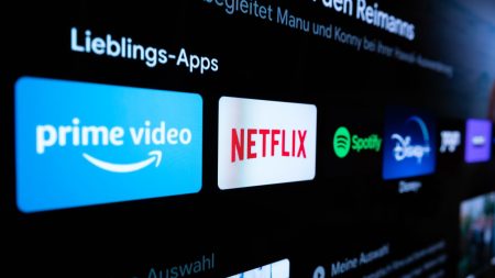 Les plateformes de streaming "sont hors la loi", dénonce l'actrice Anne Bouvier, présidente de l'Adami
          Sept mille artistes ont signé une lettre ouverte pour réclamer une meilleure rémunération sur les plateformes de streaming.