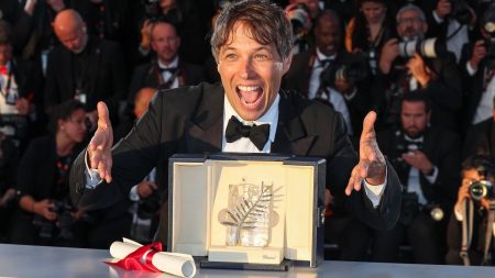 Festival de Cannes 2024 :  Palme d'or à "Anora" de Sean Baker, ce qu'il faut retenir du palmarès inattendu du jury de Greta Gerwig
          Comme le chantait Jean-Louis Aubert, "Voilà, c’est fini", le 77e Festival a décerné sa Palme d’or au film américain de Sean Baker "Anora" que peu de festivaliers attendaient à la plus haute marche du podium.