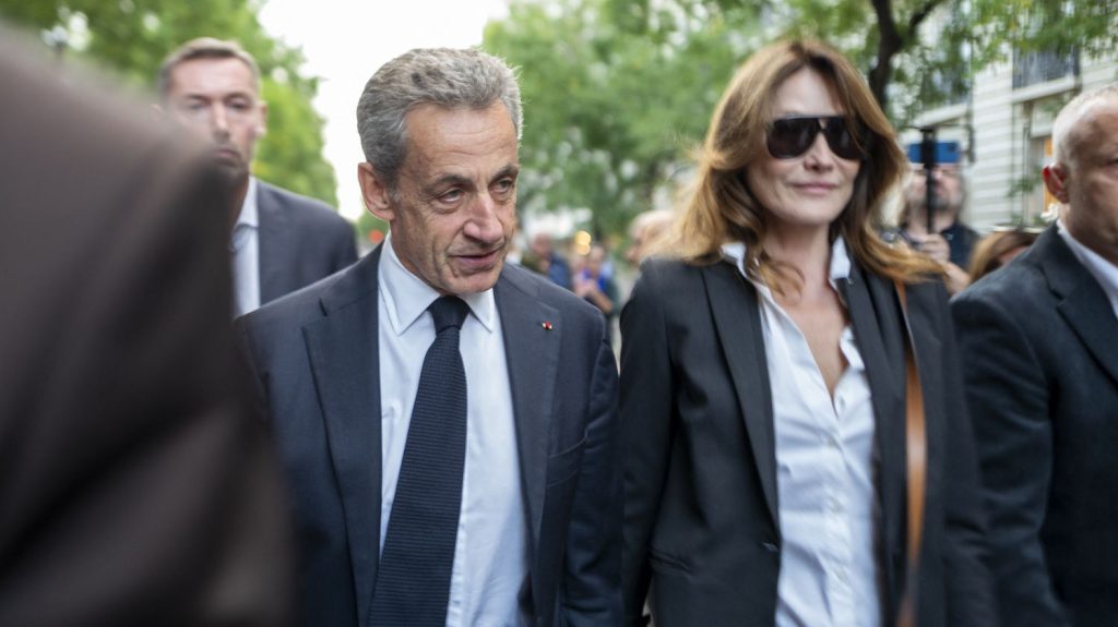 Financement libyen de la présidentielle 2007 : Carla Bruni-Sarkozy entendue comme "mise en cause" après la rétractation de Ziad Takieddine 
    (nouvelle fenêtre)
  
          Elle se trouve jeudi dans les locaux de l'Office central de lutte contre la corruption et les infractions financières et fiscales.