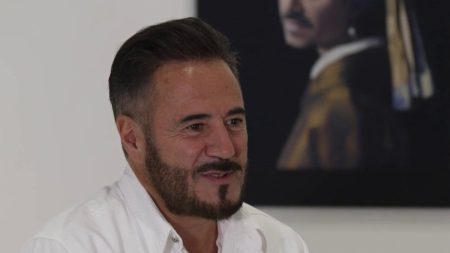 Cinéma : le comédien José Garcia prête sa voix à un ami imaginaire dans "Blue &amp; Compagnie"
          En salle le 8 mai prochain, José Garcia donne de la voix dans le film d'animation "Blue &amp; Compagnie". Il y incarne, avec humour et tendresse, un ami imaginaire.