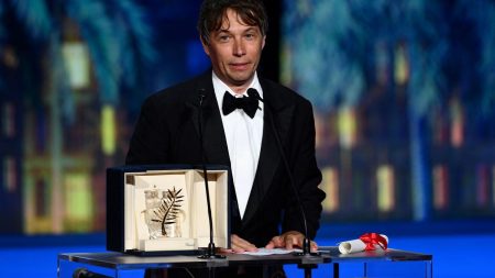 Festival de Cannes 2024 : la Palme d'or est attribuée à "Anora" de Sean Baker
          Le jury du 77e Festival était réuni autour de la réalisatrice américaine Greta Gerwig et la soirée animée par l'actrice française Camille Cottin.