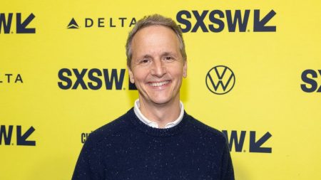 Festival de Cannes 2024 : Neon, le petit studio dénicheur de Palmes d'or
          Quelques semaines avant le coup d'envoi de Cannes, Neon a donc acquis "Anora", l'histoire crue et souvent hilarante d'une danseuse érotique new-yorkaise qui se marie sur un coup de tête avec le fils d'un oligarque russe.