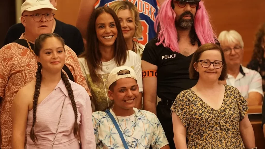 Festival de Cannes 2024 : l'équipe du film "Un p'tit truc en plus" sur les marches, sans costumes de marque
          L'humoriste Artus se réjouit que les acteurs de son premier long métrage, pour la plupart en situation de handicap, soient présents sur le tapis rouge à Cannes le 22 mai.