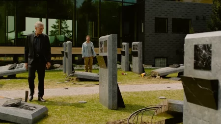 Festival de Cannes 2024 : David Cronenberg se crashe avec "Les Linceuls" dans un film mortel
          Réalisateur visuel s'il en est, David Cronenberg a plombé la Croisette avec un film bavard sur le deuil.