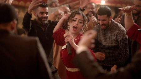 Festival de Cannes 2024. "Everybody loves Touda" : la rage de chanter d'une cheikha dans le dernier film brûlant de Nabil Ayouch
          Le réalisateur franco-marocain livre à Cannes un film engagé, porté par Nisrin Erradi, une comédienne "incandescente".